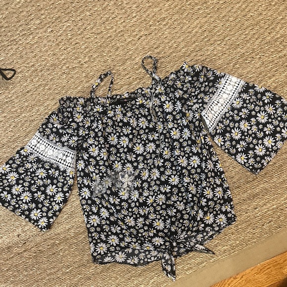 Amy Byer Daisy Print Off-Shoulder Blouse - Picture 1 of 2